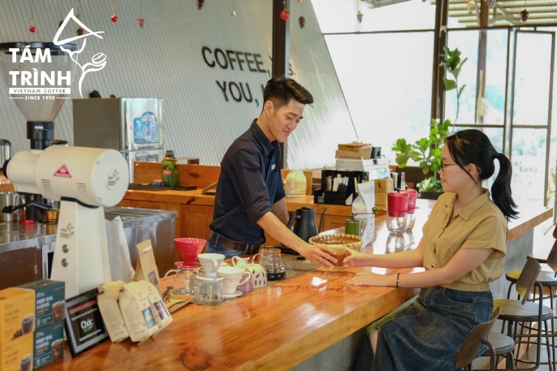 Tám Trình Coffee luôn hỗ trợ và tư vấn khách hàng theo nhu cầu